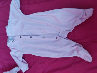 Pijama bebé rosa con cuello
