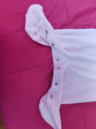Pijama bebé rosa con cuello