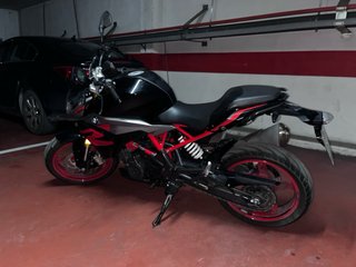 BMW G310R Negra y Roja