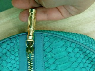 Bolso pequeño turquesa con cadena dorada