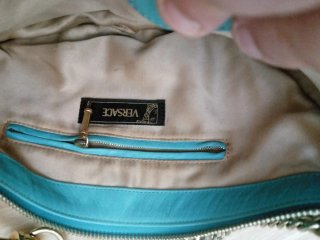 Bolso pequeño turquesa con cadena dorada