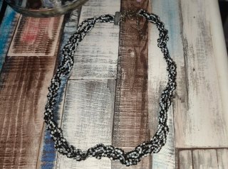 Collar Hilo Negro Blanco