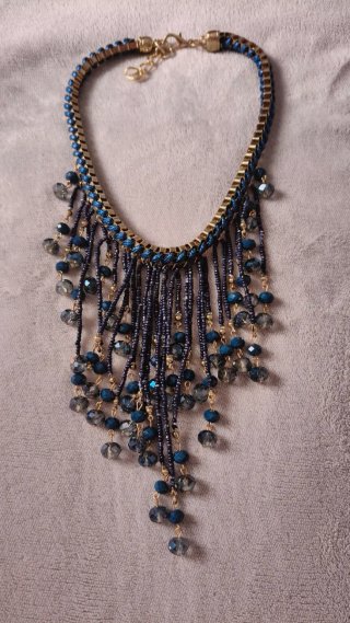 Collar azul y dorado con abalorios