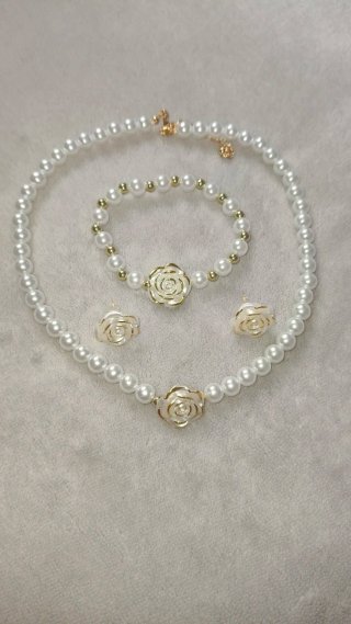 Conjunto de Joyas Perlas y Rosas Doradas