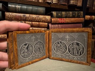 Antiguo Vía Crucis de piel con cierre