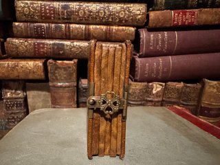 Antiguo Vía Crucis de piel con cierre