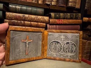 Antiguo Vía Crucis de piel con cierre
