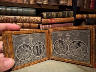 Antiguo Vía Crucis de piel con cierre