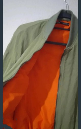 Cazadora bomber verde con forro naranja