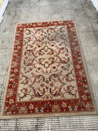 1 Alfombra beige y roja con diseño floral
