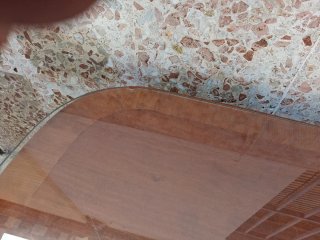 Mesa de salón de madera con tapa de cristal larga