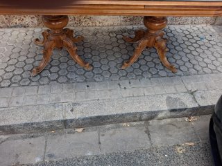 Mesa de salón de madera con tapa de cristal larga