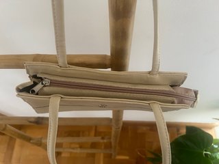 Bolso de hombro pequeño, color beige