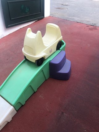 Tobogán infantil con coche