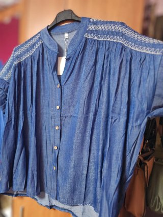 Blusa vaquera bordada oversize