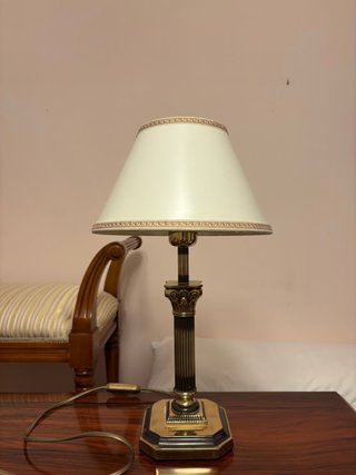 Lámpara de mesa clásica beige y dorada.