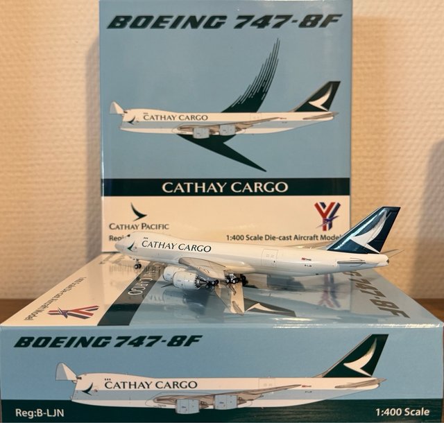 Maqueta  escala Avión Cathay Pacific B747-8F B-LJN