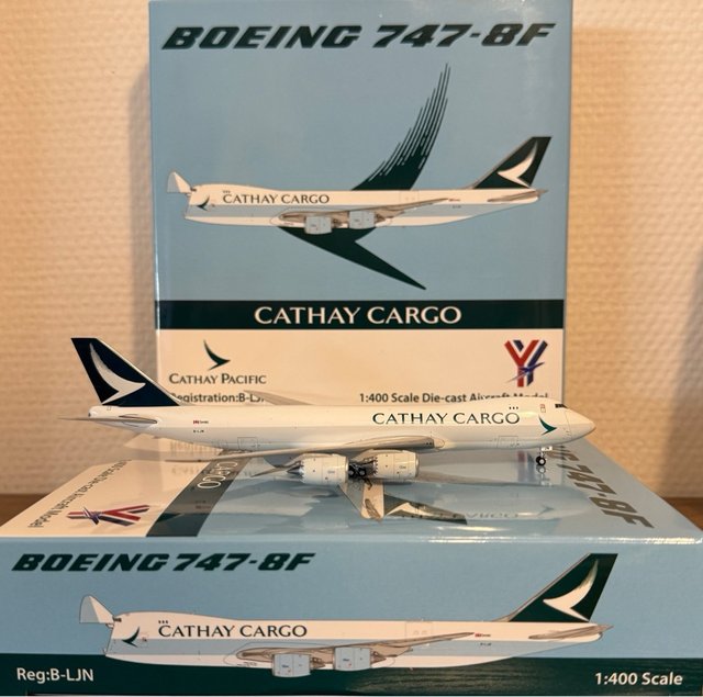 Maqueta  escala Avión Cathay Pacific B747-8F B-LJN