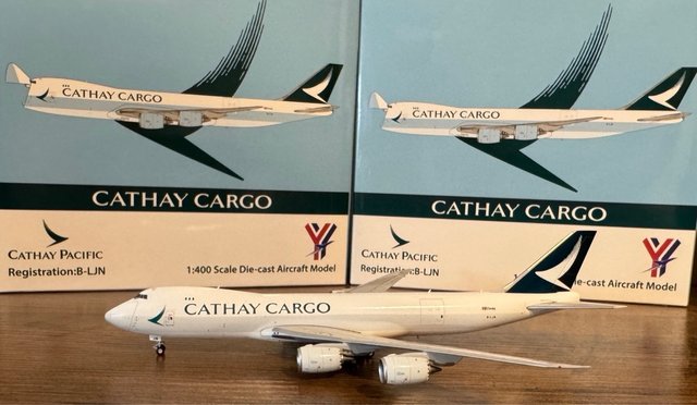 Maqueta  escala Avión Cathay Pacific B747-8F B-LJN