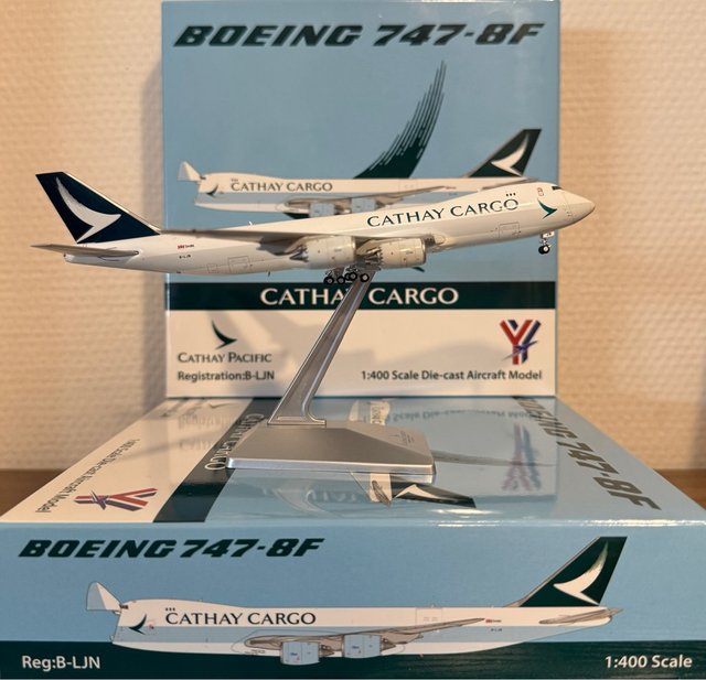 Maqueta  escala Avión Cathay Pacific B747-8F B-LJN