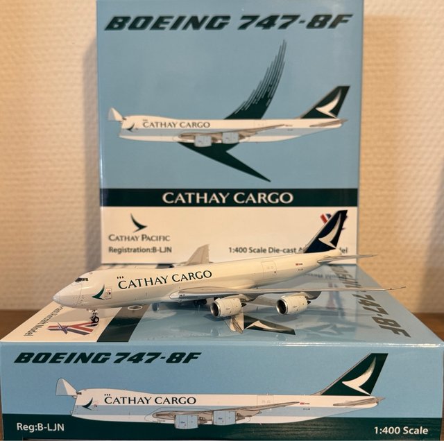 Maqueta  escala Avión Cathay Pacific B747-8F B-LJN