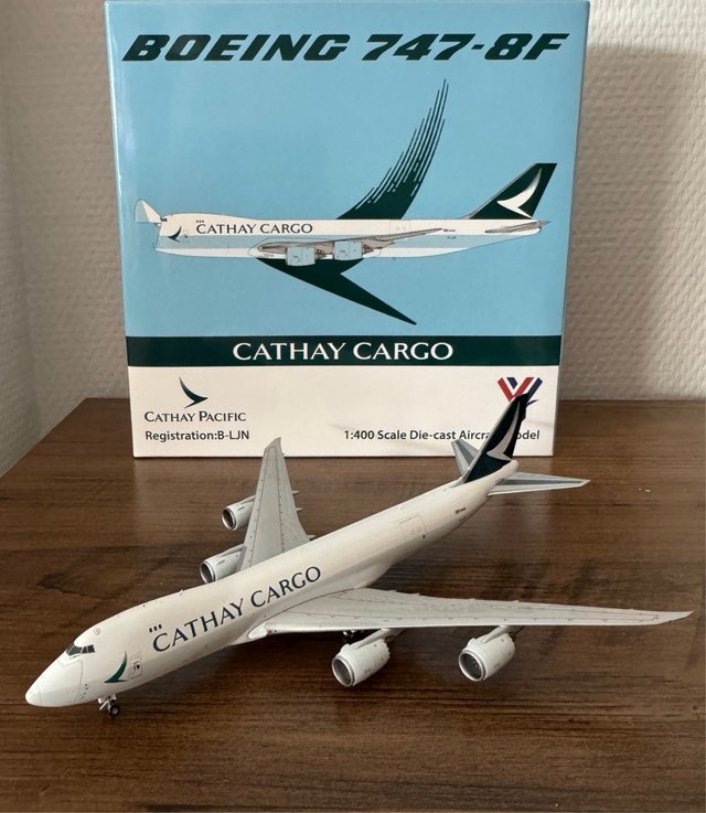 Maqueta  escala Avión Cathay Pacific B747-8F B-LJN