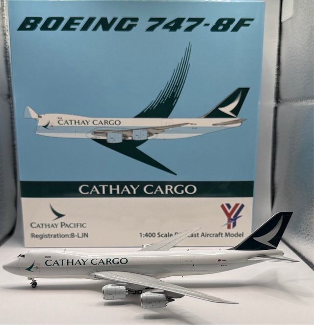 Maqueta  escala Avión Cathay Pacific B747-8F B-LJN