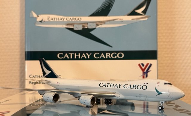 Maqueta  escala Avión Cathay Pacific B747-8F B-LJN