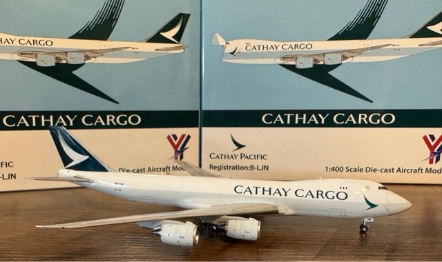 Maqueta  escala Avión Cathay Pacific B747-8F B-LJN