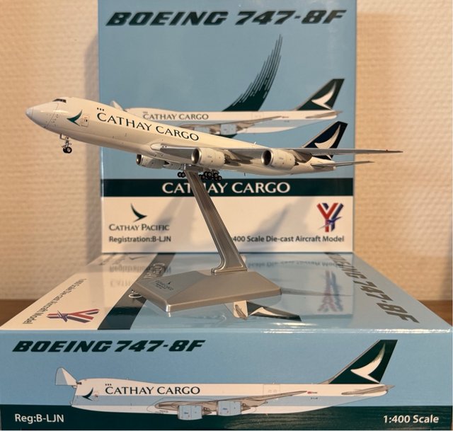 Maqueta  escala Avión Cathay Pacific B747-8F B-LJN