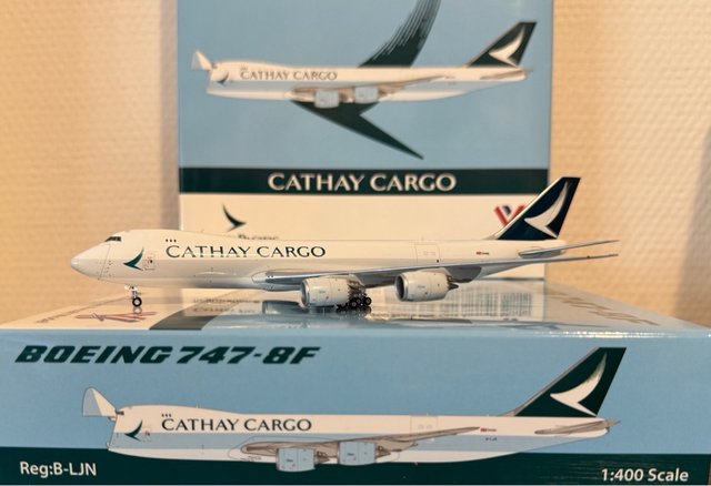 Maqueta  escala Avión Cathay Pacific B747-8F B-LJN