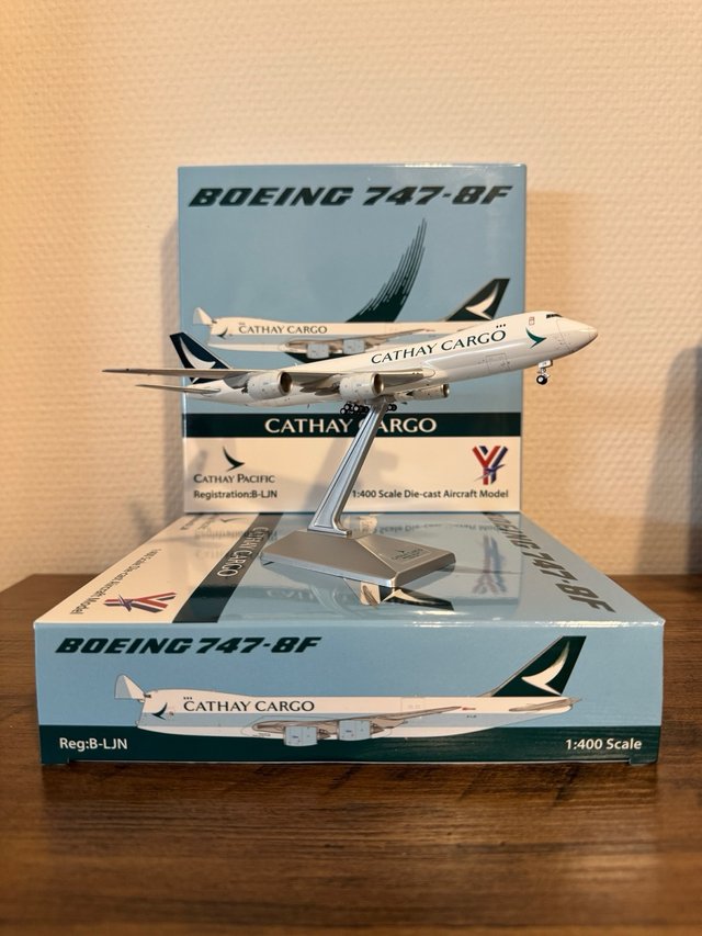 Maqueta  escala Avión Cathay Pacific B747-8F B-LJN