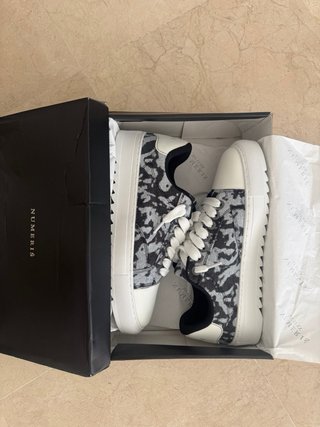 Zapatillas Numeris grises y blancas