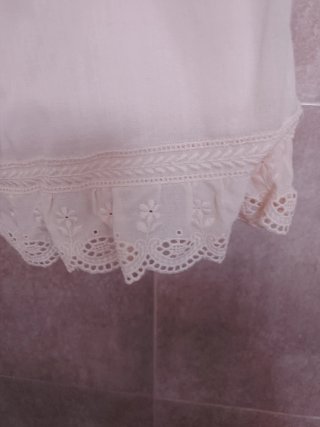 Vestido de niña para salida de hospital.