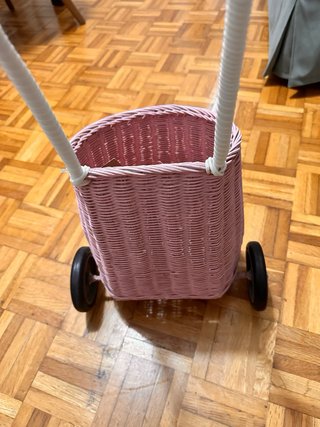 Cesta rosa con ruedas estilo mimbre