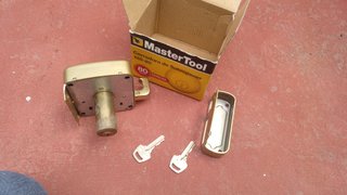 Cerradura sobreponer Master Tool 125-80 Dorada