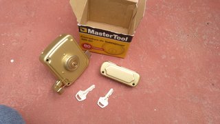 Cerradura sobreponer Master Tool 125-80 Dorada