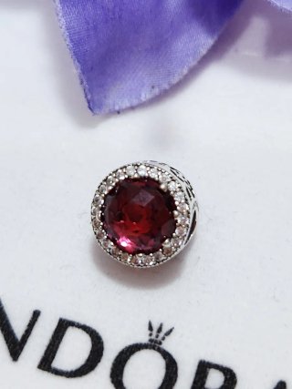 Pandora Corazones Radiantes Cristal Cereza