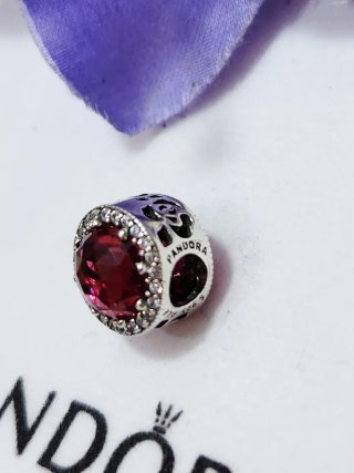 Pandora Corazones Radiantes Cristal Cereza