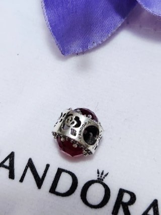 Pandora Corazones Radiantes Cristal Cereza