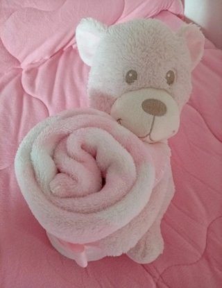 Mantita de bebé y peluche