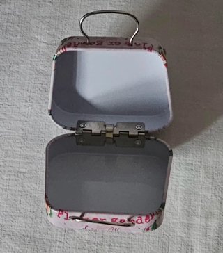 borsetta con uccellino e rose