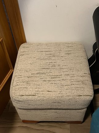 Puff tapizado con patas de madera