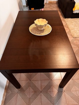 Mesa de comedor de madera oscura