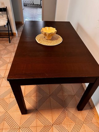 Mesa de comedor de madera oscura