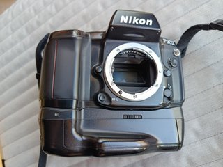 Cámara Nikon F90X con Grip MB-10
