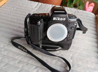 Cámara Nikon F90X con Grip MB-10