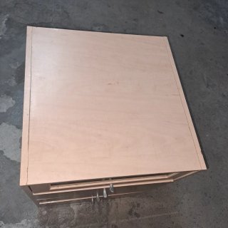 Cómoda de madera mediana