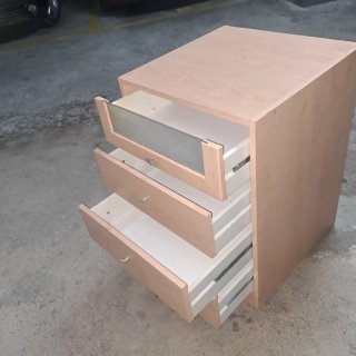 Cómoda de madera mediana