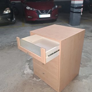 Cómoda de madera mediana